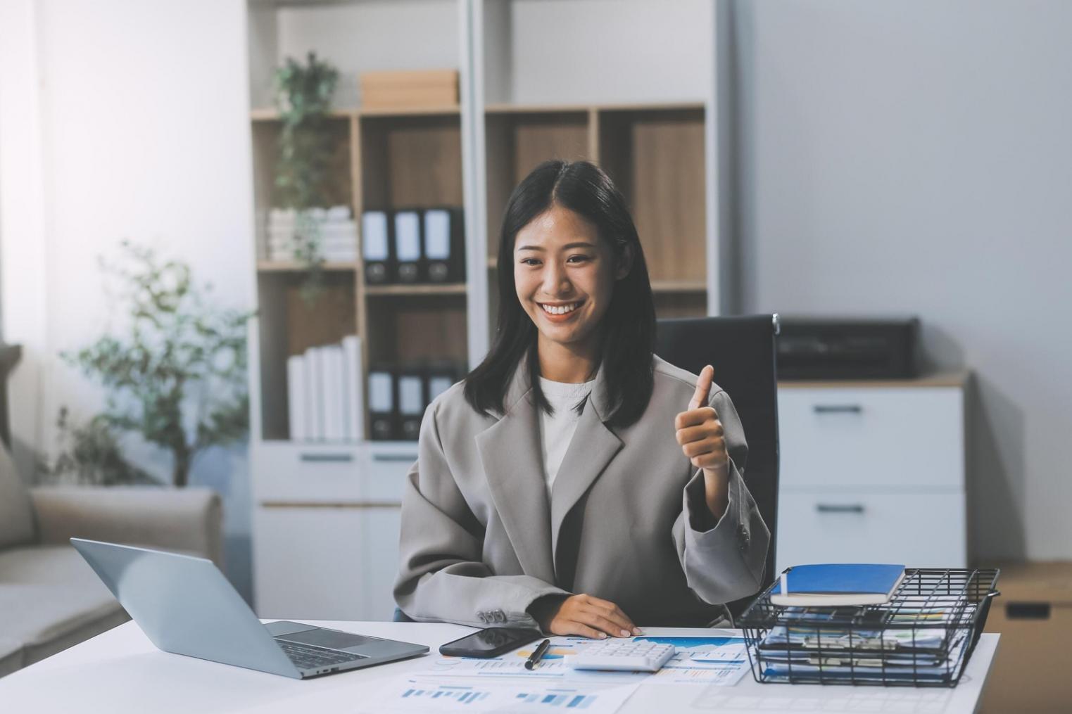 Salle de formation avec postes de travail et équipements réseau