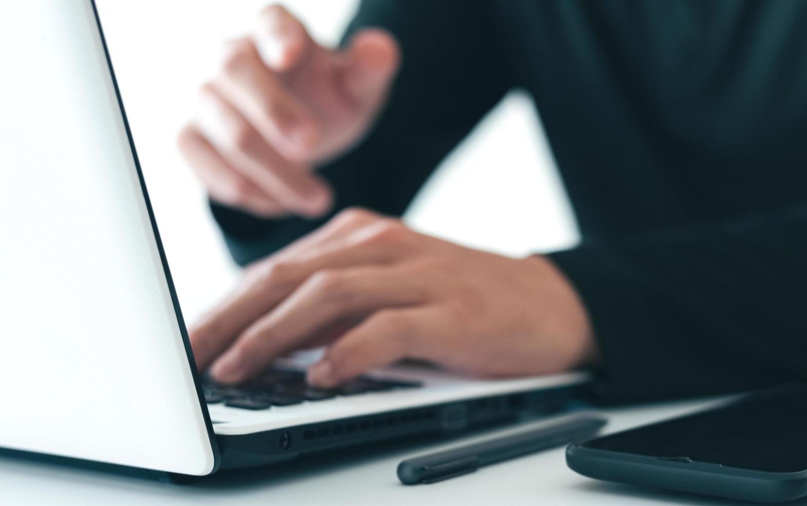 Espace de formation moderne avec équipements réseau